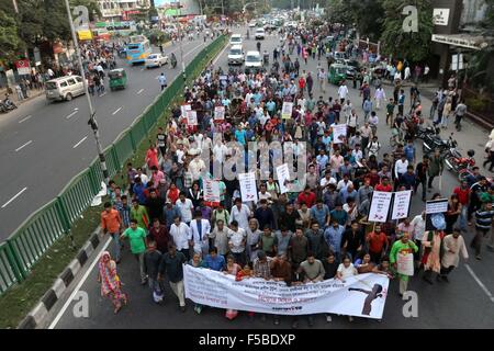 Dhaka, Bangladesh. 1er novembre 2015. Dirigeants et militants syndicaux de Gonojagoron Manche organiser une procession à Shahbagh à Dhaka le 1 novembre 2015. Gonojagoron Mancha a appelé un hartal six heures de 6h00 le mardi pour protester contre le meurtre de l'éditeur Faisal Arefin Dipan, et attaque contre trois autres. "Le hartal sera annulée si l'application des lois peuvent arrêter les auteurs dans les prochaines 24 heures," Gonojagoron manche porte-parole Imran H Sarker dit. Banque D'Images