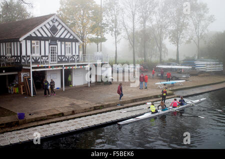 Stratford-upon-Avon, Warwickshire, Royaume-Uni. 1er novembre 2015. Le brouillard enveloppe la ville de Stratford-upon-Avon le premier jour du mois. Dimanche matin, les rameurs défie le temps brumeux. Crédit : Colin Underhill/Alamy Live News Banque D'Images