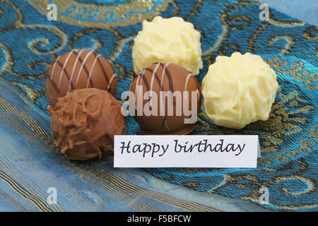 Joyeux anniversaire carte avec un assortiment de chocolats pralinés et truffes Banque D'Images