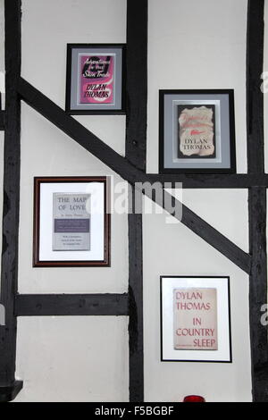 Couvertures de livre dans le bar, Brown's Hotel, King Street, Carmarthen, Carmarthenshire, Pays de Galles, Grande-Bretagne, Royaume-Uni, UK, Europe Banque D'Images