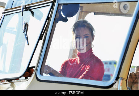 Brighton, Sussex, UK. 1er novembre 2015. Natalie Lowe de Strictly Come Dancing prend le volant d'un bus d'époque sur le front de mer de Brighton, lors d'une visite à la London to Brighton Veteran Car Run aujourd'hui Crédit : Simon Dack/Alamy Live News Banque D'Images