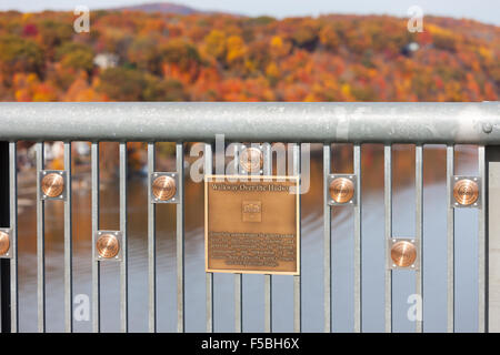 Les noms des donateurs sont reconnues sur des médaillons attachés à la grille sur le chemin de ronde sur le Hudson près de Poughkeepsie, New York. Banque D'Images