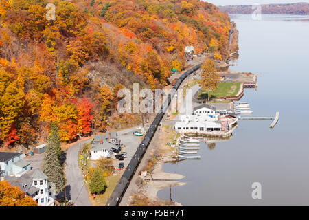 Un chemin de fer Canadien Pacifique train de l'éthanol sur le nord de la rivière CSX Subdivision dans les Highlands, New York Banque D'Images