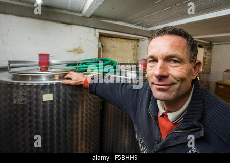 Francfort, Allemagne. 23 Oct, 2015. Karsten Liebelt, responsable de "l'agriculture, ainAeppelHaus ' pose à côté de canons d'acier dans sa cave à vin à Francfort, Allemagne, 23 octobre 2015. L'organisation sans but lucratif "ainAeppelHaus Streuobstzentrum Lohrberg e.V.' s'engage à protéger les vergers meadow et gère 150 hectares de terres sur Lohrberg hill. Photo : Alexander HEINL/dpa/Alamy Live News Banque D'Images