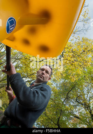 Francfort, Allemagne. 23 Oct, 2015. Karsten Liebelt, responsable de "l'agriculture, ainAeppelHaus ' pelles appels dans un entonnoir à Francfort, Allemagne, 23 octobre 2015. L'organisation sans but lucratif "ainAeppelHaus Streuobstzentrum Lohrberg e.V.' s'engage à protéger les vergers meadow et gère 150 hectares de terres sur Lohrberg hill. Photo : Alexander HEINL/dpa/Alamy Live News Banque D'Images