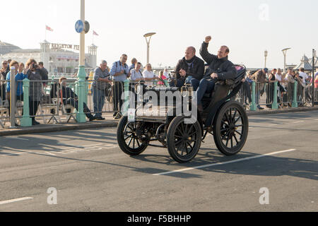 Madeira Drive, Brighton, East Sussex, Royaume-Uni. Course de voitures anciennes de Londres à Brighton 2015. Le Veteran car Run de Londres à Brighton est l'événement automobile le plus long au monde, organisé sur un parcours entre Londres et Brighton, en Angleterre, avec des voitures et des véhicules d'époque. Dans cette image est de Jonathan Wood et Dean Jaggard pilotant un 1898 Henriod.1st novembre 2015 Banque D'Images