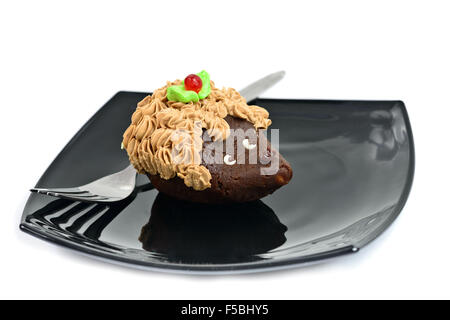 Gâteau au chocolat décoré comme hedgehog sur noir isolé plat Banque D'Images