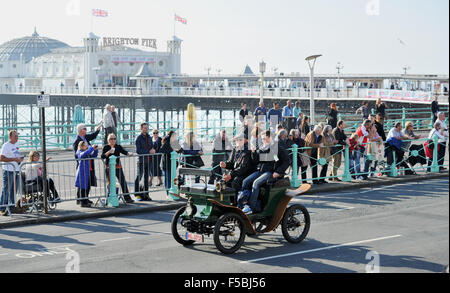 Brighton, Sussex, UK. 1er novembre 2015. Un 1901 de Dion Bouton atteint le front de mer de Brighton qu'il s'approche de la finale de l'Bonhams Londres à Brighton Veteran Car Run Crédit : Simon Dack/Alamy Live News Banque D'Images