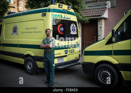 Le Caire, Égypte. 1er novembre 2015. Un médecin égyptien s'en tient à l'extérieur de la morgue de Zenhoum du Caire où les corps des victimes d'un écrasement d'avion russe sont stockées, en Égypte, le 1 novembre, 2015. Certains corps de victimes d'un écrasement d'avion russe sera de nouveau transféré à la Russie du Caire le dimanche. © Chaoyue Pan/Xinhua/Alamy Live News Banque D'Images