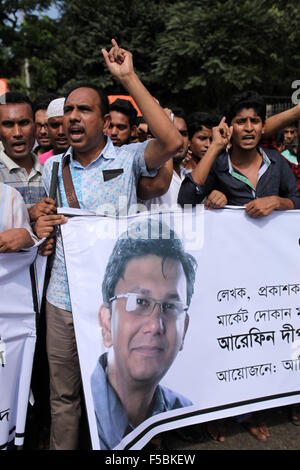 Dhaka, Bangladesh. 1er novembre 2015. DHAKA, BANGLADESH 01 Novembre : manifestants crier des slogans, du Bangladesh contre l'assassinat de Faisal Arefin Deepan un éditeur de livres profanes à Dhaka le 01 novembre, 2015.Deepan a été frappé à mort et trois autres personnes blessées dans la région de nouvelles agressions dans la capitale du Bangladesh qui ont été réclamés par les extrémistes musulmans, et un groupe des droits de l'homme a appelé le gouvernement à protéger de toute urgence la liberté d'expression. © Zakir Hossain Chowdhury/ZUMA/Alamy Fil Live News Banque D'Images