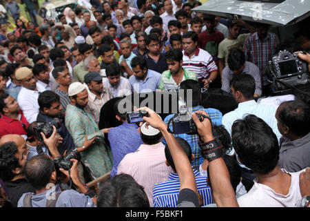 Dhaka, Bangladesh. 1er novembre 2015. DHAKA, BANGLADESH 01 Novembre : Les gens portent le corps de Faisal Arefin Deepan un éditeur de livres profanes lors de ses funérailles à Dhaka le 01 novembre, 2015.Deepan a été frappé à mort et trois autres personnes blessées dans la région de nouvelles agressions dans la capitale du Bangladesh qui ont été réclamés par les extrémistes musulmans, et un groupe des droits de l'homme a appelé le gouvernement à protéger de toute urgence la liberté d'expression. © Zakir Hossain Chowdhury/ZUMA/Alamy Fil Live News Banque D'Images