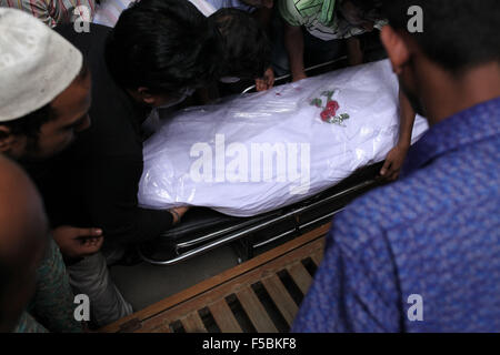 Dhaka, Bangladesh. 1er novembre 2015. DHAKA, BANGLADESH 01 Novembre : Les gens portent le corps de Faisal Arefin Deepan un éditeur de livres profanes lors de ses funérailles à Dhaka le 01 novembre, 2015.Deepan a été frappé à mort et trois autres personnes blessées dans la région de nouvelles agressions dans la capitale du Bangladesh qui ont été réclamés par les extrémistes musulmans, et un groupe des droits de l'homme a appelé le gouvernement à protéger de toute urgence la liberté d'expression. © Zakir Hossain Chowdhury/ZUMA/Alamy Fil Live News Banque D'Images