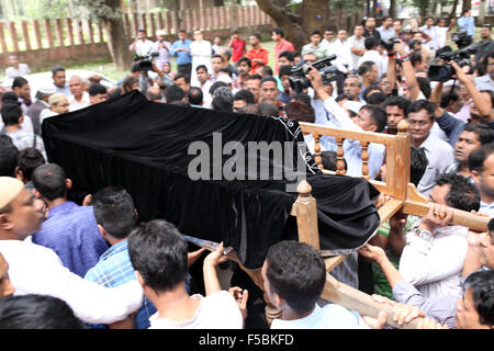 Dhaka, Bangladesh. 1er novembre 2015. DHAKA, BANGLADESH 01 Novembre : Les gens portent le corps de Faisal Arefin Deepan un éditeur de livres profanes lors de ses funérailles à Dhaka le 01 novembre, 2015.Deepan a été frappé à mort et trois autres personnes blessées dans la région de nouvelles agressions dans la capitale du Bangladesh qui ont été réclamés par les extrémistes musulmans, et un groupe des droits de l'homme a appelé le gouvernement à protéger de toute urgence la liberté d'expression. © Zakir Hossain Chowdhury/ZUMA/Alamy Fil Live News Banque D'Images