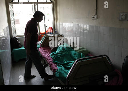 Dhaka, Bangladesh. 1er novembre 2015. DHAKA, BANGLADESH 01 Novembre : l'écrivain blessé Sudeep Kumar Ray Barman reçoit le traitement à la Dhaka Medical College Hospital à Dhaka le 01 novembre, 2015.Deepan a été frappé à mort et trois autres personnes blessées dans la région de nouvelles agressions dans la capitale du Bangladesh qui ont été réclamés par les extrémistes musulmans, et un groupe des droits de l'homme a appelé le gouvernement à protéger de toute urgence la liberté d'expression. © Zakir Hossain Chowdhury/ZUMA/Alamy Fil Live News Banque D'Images