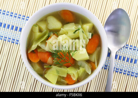 Bol de soupe aux choux sur bambou Banque D'Images