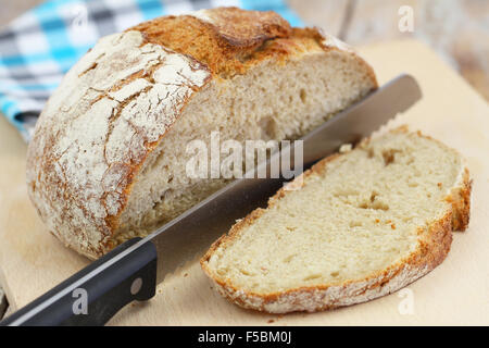 Le pain rustique sur planche de bois Banque D'Images