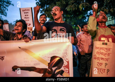 Dhaka, Bangladesh. 1er novembre 2015. Nov 01, 2015 - Dhaka, Bangladesh - Gonojagoron Moncho manifestations contre tuant plusieurs blogueurs et écrivains à Dhaka, Bangladesh.hier soir après le propriétaire de Jagriti Prokashoni Faisal Arefin Dipan, a été poignardé à mort Aziz Marché en Shahbagh, Dhaka. Un autre éditeur et deux blogger ont également été tués dans la même manière dans le même jour. Plusieurs autres blogueurs tués par des mécréants tout au long depuis quelques années. © Mohammad Ponir Hossain/ZUMA/Alamy Fil Live News Banque D'Images