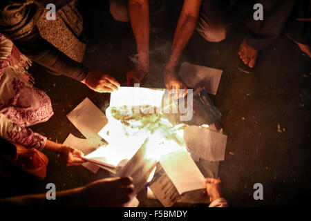 Dhaka, Bangladesh. 1er novembre 2015. Nov 01, 2015 - Dhaka, Bangladesh - écrivains et blogueurs ont mis le feu dans leur livre à des protestations contre l'assassinat plusieurs blogueurs et d'écrivains.hier soir après le propriétaire de Jagriti Prokashoni Faisal Arefin Dipan, a été poignardé à mort Aziz Marché en Shahbagh, Dhaka. Un autre éditeur et deux blogger ont également été tués dans la même manière dans le même jour. Plusieurs autres blogueurs tués par des mécréants tout au long depuis quelques années. © Mohammad Ponir Hossain/ZUMA/Alamy Fil Live News Banque D'Images