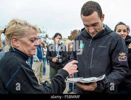 Lexington, Kentucky, USA. 1er novembre 2015. 1 novembre 2015 : American Pharoah propriétaire Justin Zayat, signe des autographes à Keeneland Race Course à Lexington, Kentucky le matin après-Américain a remporté le Pharoah Breeders' Cup Classic, le 1 novembre 2015. Scott Serio/ESW/CSM/Alamy Live News Banque D'Images