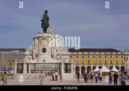 Lisbonne, Portugal - 24 octobre 2014 : Les gens qui marchent dans la place commerciale de Lisbonne, avec le roi Jose Statue équestre dans le dos Banque D'Images