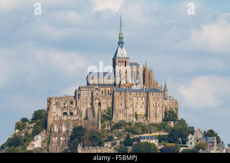 Le monastère du Mont Saint-Michel à la fin de l'été soleil. Environ 9000 touristes d'un jour visiter la célèbre île. Banque D'Images