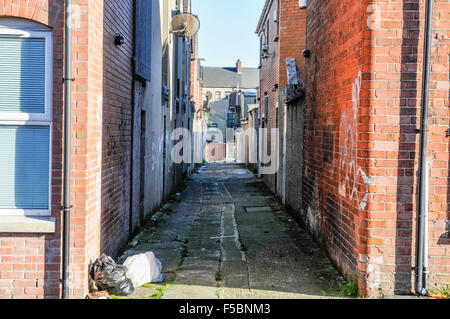 Un retour 'entry' (ruelle) entre l'arrière de maisons à Belfast. Banque D'Images