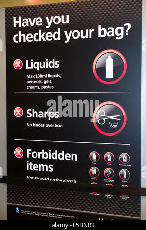 Panneau d'avertissement montrant interdite & produits interdits au contrôle de sécurité - à l'enregistrement des passagers - à l'aéroport de Londres Heathrow T4. UK Banque D'Images