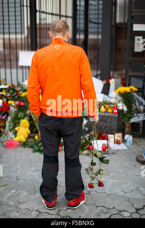 Kiev, Ukraine. 1er novembre 2015. Les gens de kiev place fleurs et jouets en face de l'ambassade de Russie et allumer des bougies à la mémoire des victimes de l'accident d'avion. le vol de l'entreprise "kogalymavia' kgl9268 l'avion à Charm el-Cheikh à st. petersburg. l'appareil s'est écrasé peu après son décollage dans le nord de la péninsule du Sinaï égyptien. crédit : photomax/Alamy live news Banque D'Images