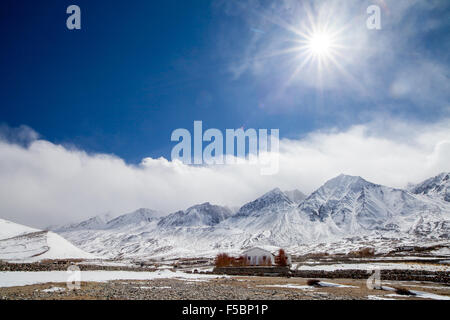 Village De Halve Maan en hiver sous un ciel d'hiver ensoleillée et les nobles sommets de pangong éventail s'élevant au-dessus de lui. Banque D'Images