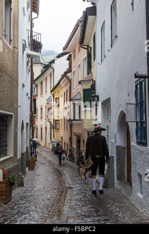 Une scène dans une rue de Bressanone ou Brixen dans le Tyrol du Sud, Italie Banque D'Images