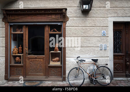 Une scène dans une rue de Bressanone ou Brixen dans le Tyrol du Sud, Italie Banque D'Images