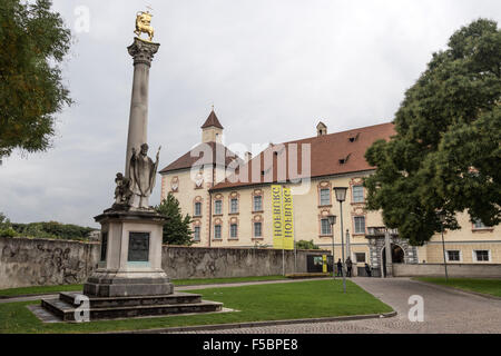 La Hofburg et la statue de l'Évêque Zacharie érigé en 1909 pour commémorer le millénaire de Brixen Banque D'Images