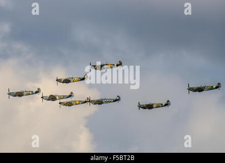 Une formation de Spitfire à un meeting aérien au Royaume-Uni. Seconde Guerre mondiale chasseur Spitfire avion formation pour marquer le 75e anniversaire de la bataille d'Angleterre Banque D'Images