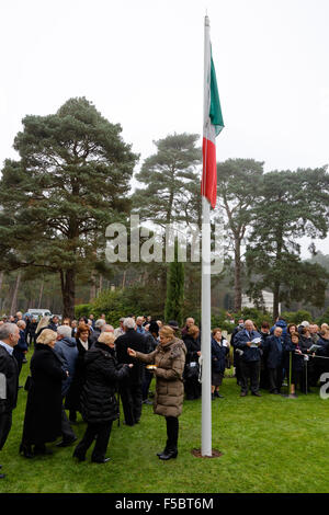 La communauté italienne communier après l'italien 2015 service du souvenir de ceux qui sont morts à la guerre dans la parcelle dans le cimetière militaire de Brookwood, UK Banque D'Images