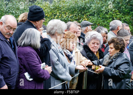 La communauté italienne communier après l'italien 2015 service du souvenir de ceux qui sont morts à la guerre dans la parcelle dans le cimetière militaire de Brookwood, UK Banque D'Images