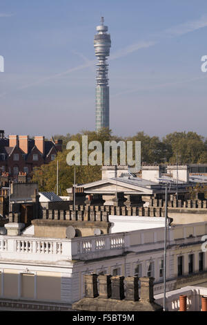 BT Tower, Tour de l'ancien bureau de poste à Fitzrovia vu de toits à Bloomsbury Banque D'Images