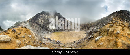 Panorama du volcan avec un ciel dramatique. Volcan Sibayak près de Berastagi, dans le nord de Sumatra, Indonésie Banque D'Images