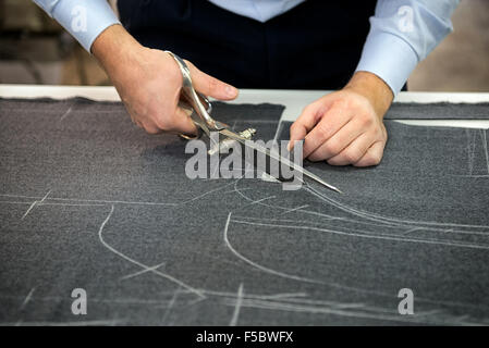 Coupe sur mesure à l'aide de tissu grands ciseaux ou une cisaille Banque D'Images