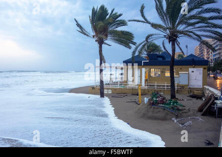 Fuengirola,le Sud de l'Espagne, 1 novembre 2015. Tempête et de hautes vagues détruire plage de Fuengirola, l'Andalousie, espagne. Le Code Orange est donnée pour heavy rain, thunder, l'état de la mer. Banque D'Images