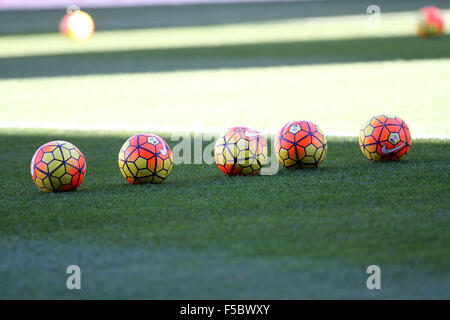 Udine, Italie. 1er novembre 2015. Les nouvelles boules d'hiver italien de Série A de football Nike Ordem Hi-Vis 3 au cours de la Serie A italienne match de football entre l'Udinese Calcio v Sassuolo Calcio au stade Friuli le 1 novembre, 2015 à Udine. Credit : Andrea Spinelli/Alamy Live News Banque D'Images