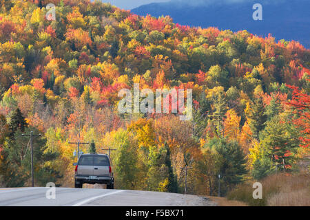 Une voiture roulant le long de l'autoroute Kancamagus, route 112, à la Nouvelle Angleterre en automne, avec feuillage coloré, Montagnes Blanches du New Hampshire USA Banque D'Images