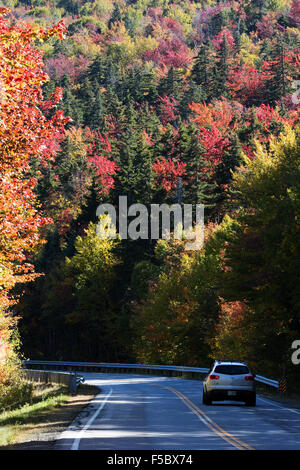 Une voiture l'autoroute Kancamagus en automne, White Mountain National Forest, New Hampshire, USA Banque D'Images