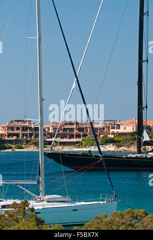 Porto Cervo, Arzachena, Sardaigne, Italie, 5/2015. Des yachts de luxe à amarrer dans le port principal de la Costa Smeralda (Côte d'Émeraude). Banque D'Images