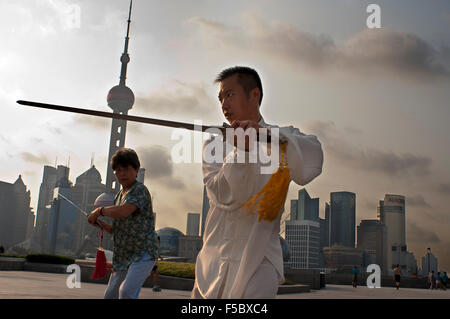 La Chine, Shanghai, matin, l'exercice de tai chi sur le Bund. Shanghi Bund : Tôt le matin, des exercices de tai chi avec des épées sur le Bund dans Banque D'Images