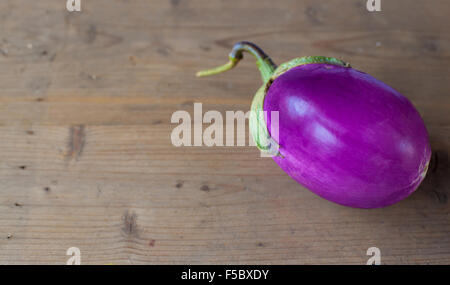 D'aubergine sur table en bois Banque D'Images