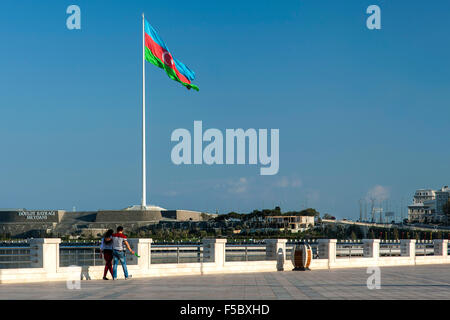 Le drapeau de l'Azerbaïdjan en place du Drapeau National vu de la promenade de Bakou. Banque D'Images