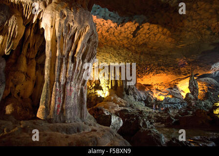 Hang Sung Sot, Grotte de surprises, grotte de stalactites dans la baie d'Halong, Vietnam, Asie du sud-est. Hang Sung Sot ou surprise Grotto - Bo Banque D'Images