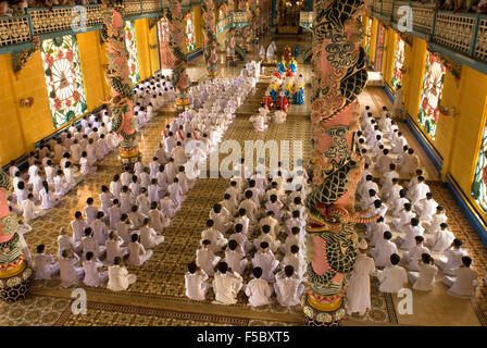 Fidèles à la prière de midi dans le temple de Cao Dai, Tay Ninh, Vietnam, Asie Banque D'Images
