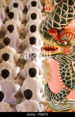 Fidèles à la prière de midi dans le temple de Cao Dai, Tay Ninh, Vietnam, Asie Banque D'Images