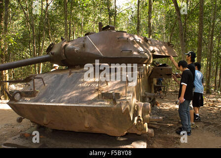 Un réservoir de la guerre du Vietnam. Les tunnels de Cu Chi, Vietnam. American M-41 Tank détruit par une mine dans la guerre de Vietnam Vietnam Cu Chi. Banque D'Images